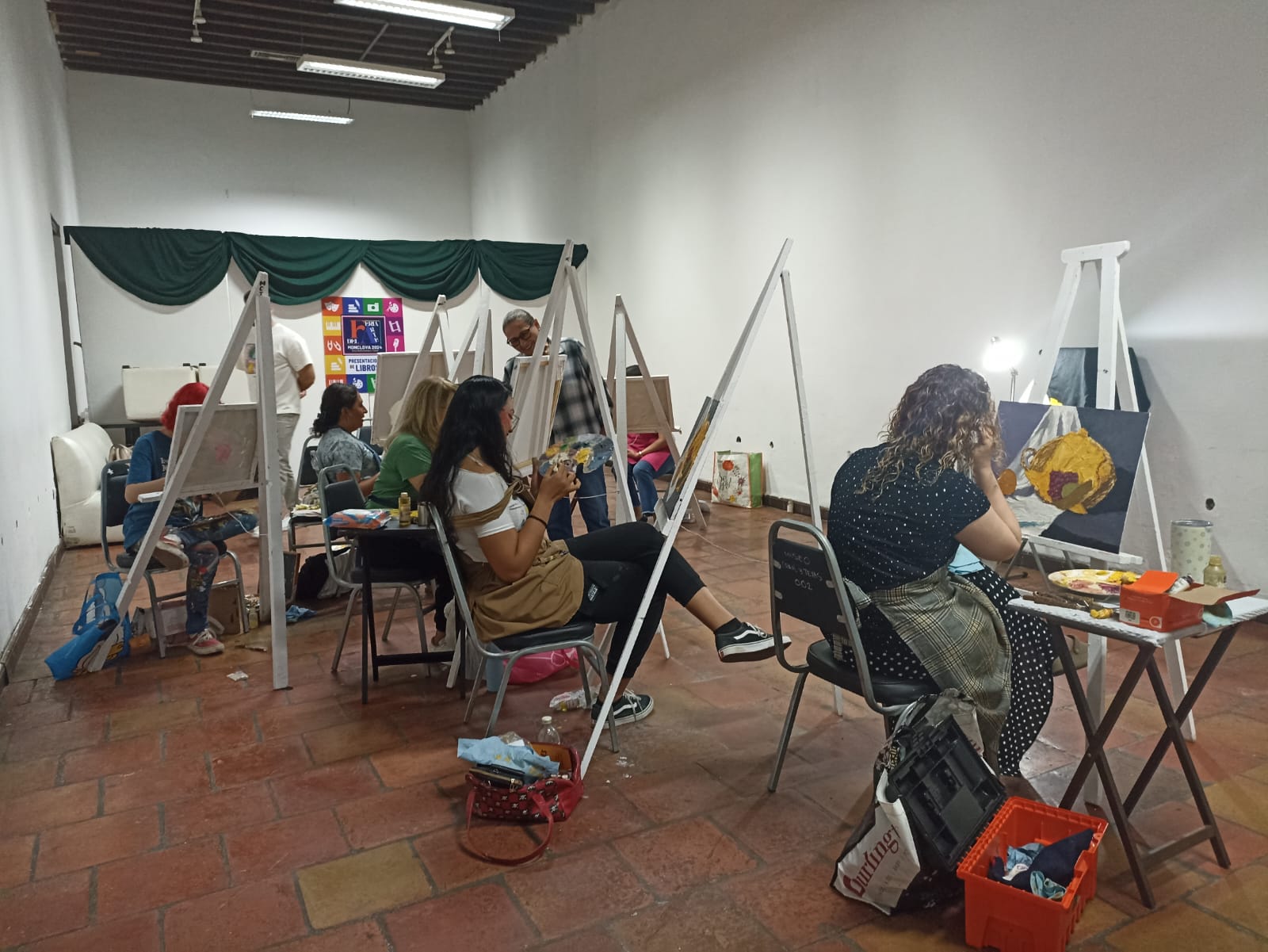 Termina el taller de artes plásticas del Museo Coahuila y Texas, impartido por el maestro cubano Rolando Galindo.