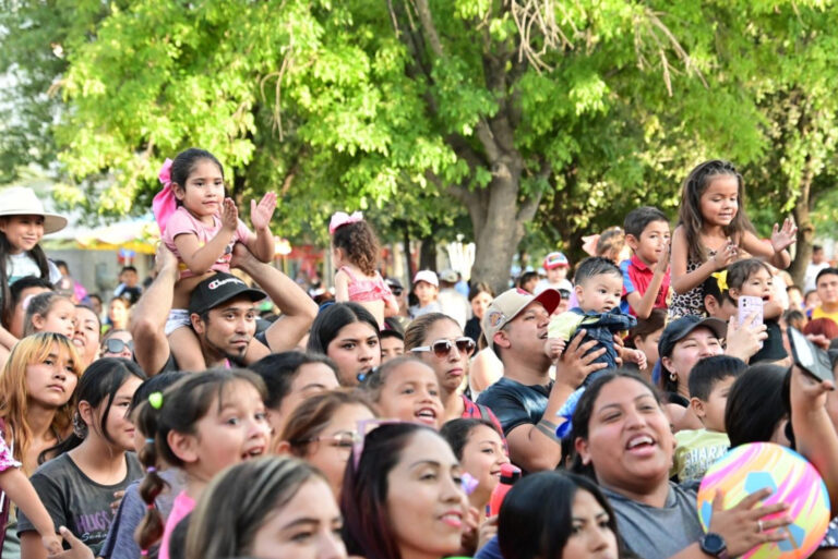 Presidencia Municipal y el DIF Monclova, llevaron a cabo la celebración del Día del Niño. Cientos de niños disfrutaron de la música, juegos mecánicos y la rifa de regalos. 