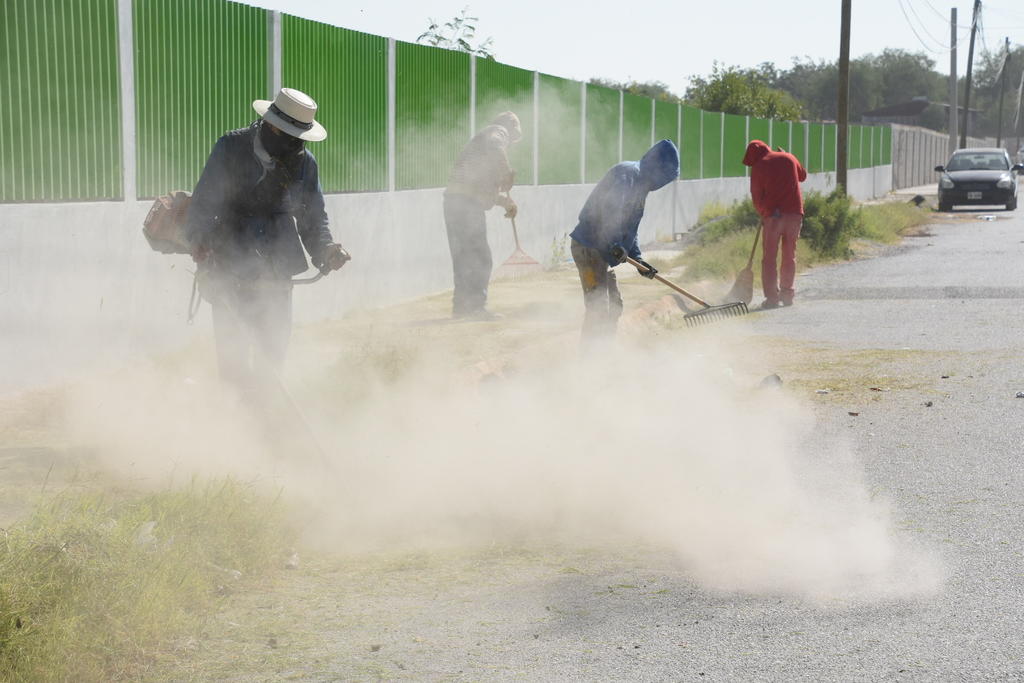 En Monclova varias escuelas enfrentan problemas por altas temperaturas, fallas con el sistema eléctrico, escasez de agua y maleza.