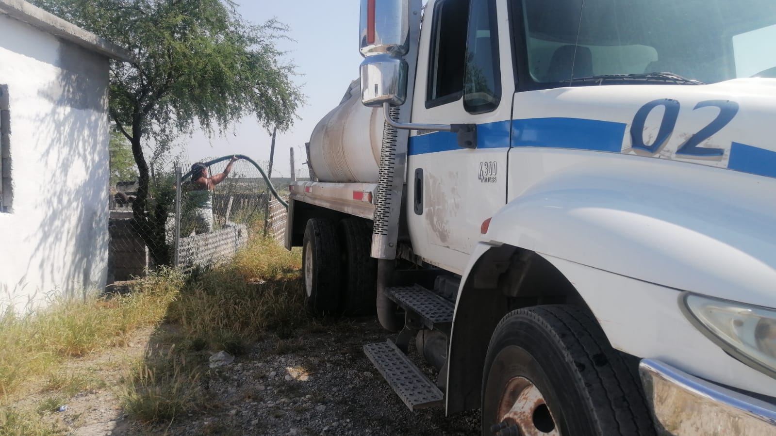 El Ayuntamiento de Monclova distribuye agua en pipas a las colonias irregulares, en medio de la fuerte ola de calor que afecta a la región.