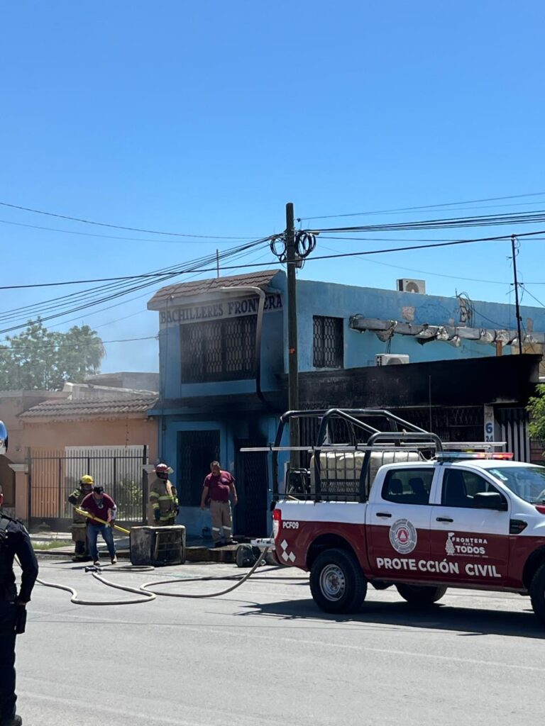 Incendio consume taller de aparatos de aire.