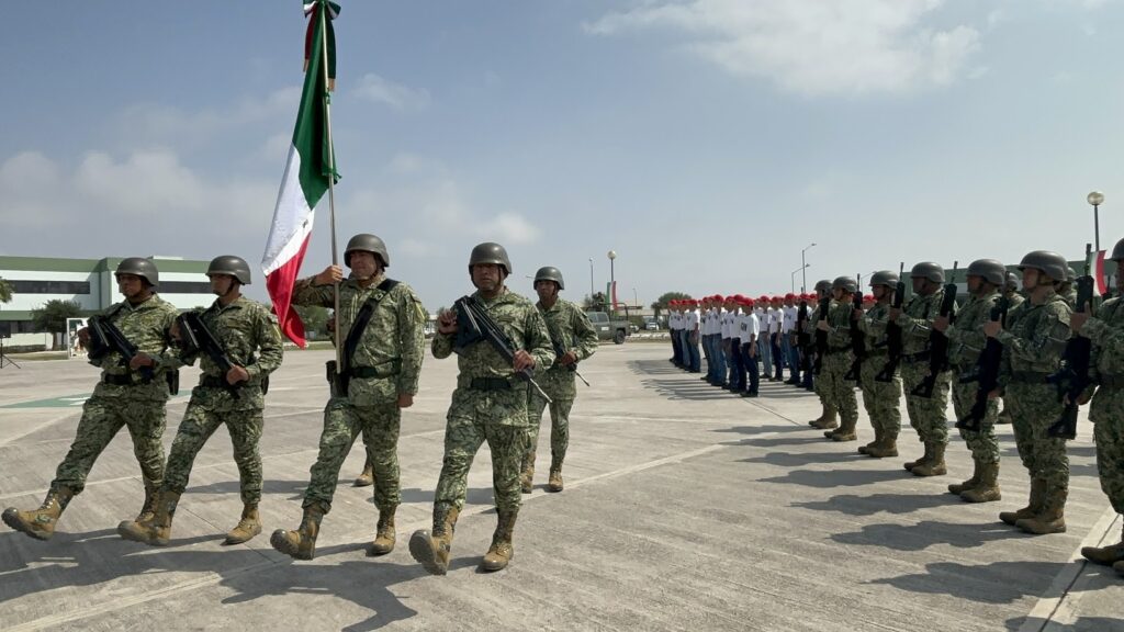 Los conscriptos del Servicio Nacional Militar realizaron el juramento a la bandera en el marco del 162 aniversario de la batalla de Puebla.