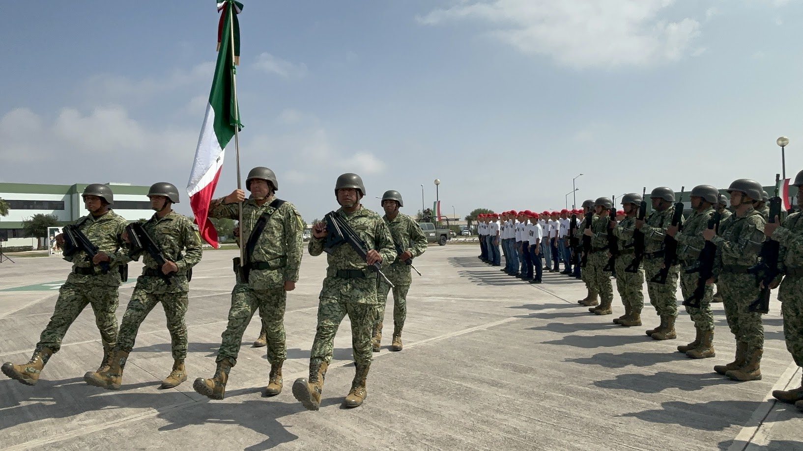 Los conscriptos del Servicio Nacional Militar realizaron el juramento a la bandera en el marco del 162 aniversario de la batalla de Puebla.