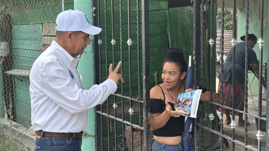 Felicita Dávila a las mamás de Monclova durante su jornada de campaña como candidato del PAN a la presidencia municipal.