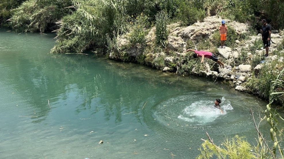 Combaten el calor en un venero del casi seco río Monclova, Las temperaturas han superado los 45 grados con sensación térmica de mas de 48.