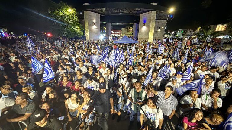 Una verbena popular fue el multitudinario cierre de campaña de Mario Dávila Delgado, quien en un ambiente de fiesta terminó su campaña.