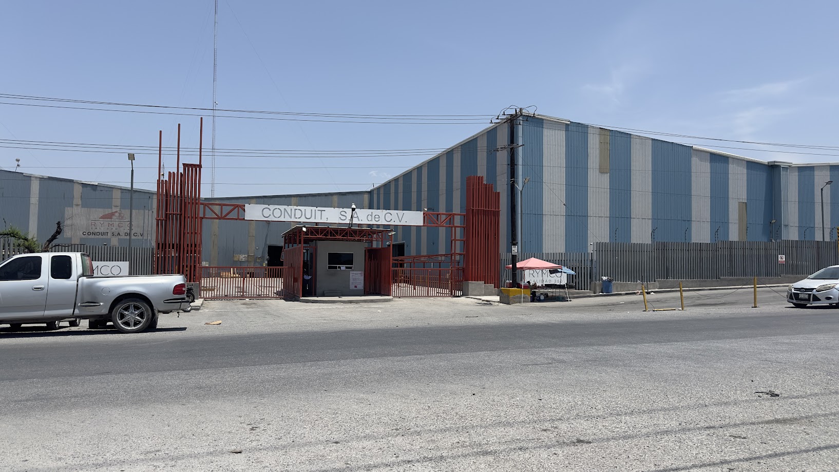 Entre presuntas amenazas de despido se mantiene el paro iniciado por obreros de la fabricante de tubos Conduit Rymco, Planta Monclova.