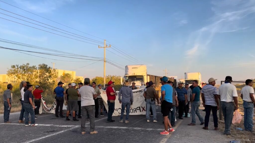 Durante 2 horas, obreros de la siderúrgica Altos Hornos de México cerraron la carretera federal 57 en el tramo Monclova-Saltillo.