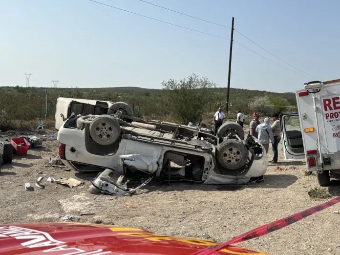 Cuatro paisanos perdieron la vida y tres más resultaron lesionadas en una fatal volcadura registrada en la carretera federal 57, en Escobedo.