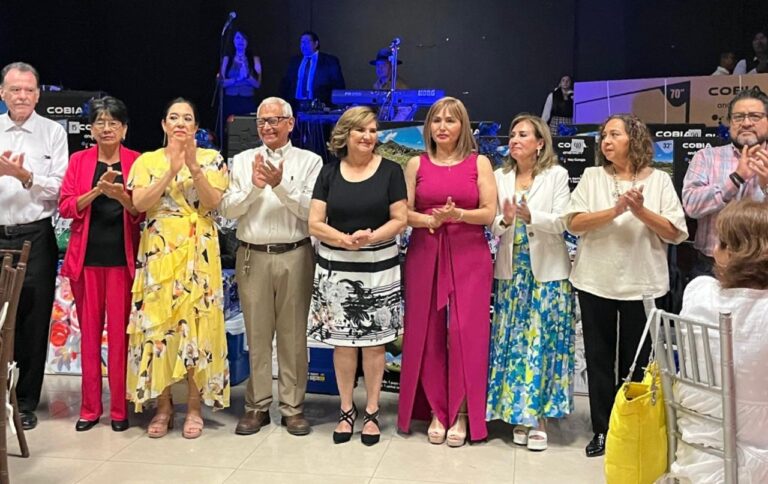 El Ayuntamiento de Monclova celebró a los profesores por la conmemoración del Día del Maestro.