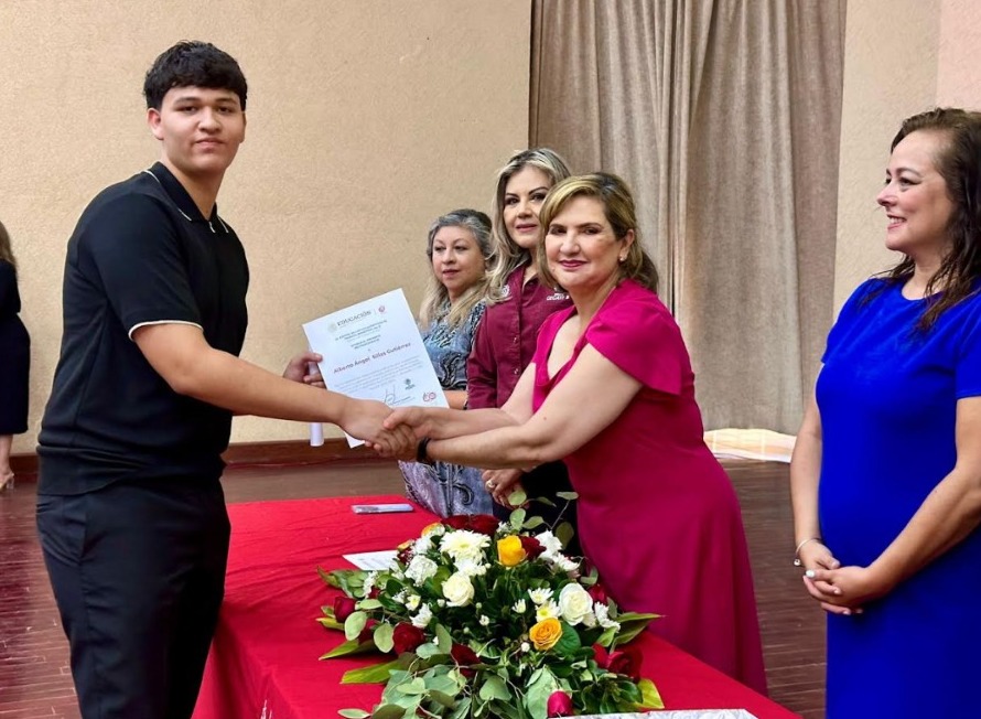 La Dra. Leticia Carrillo, Presidenta Honoraria del DIF Monclova, tuvo el honor de ser la madrina del CECATI 9.