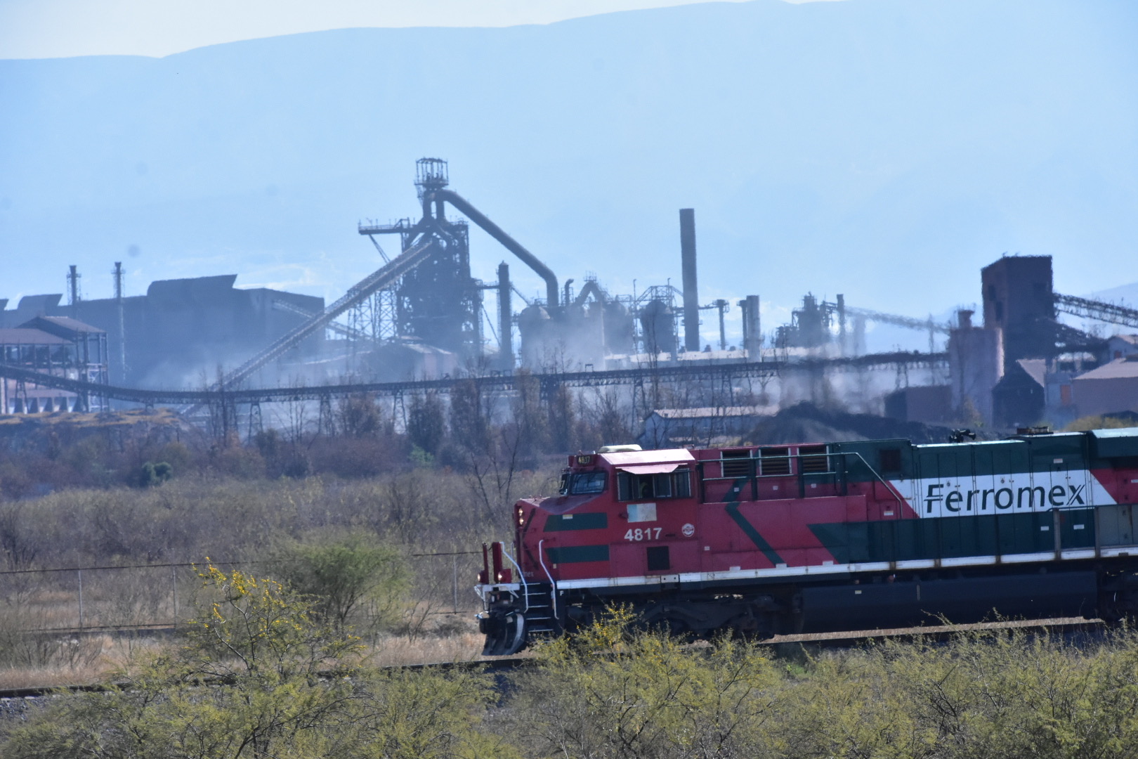 El Ayuntamiento de Monclova mantiene programas de apoyo a obreros y trabajadores de confianza de Altos Hornos de México.