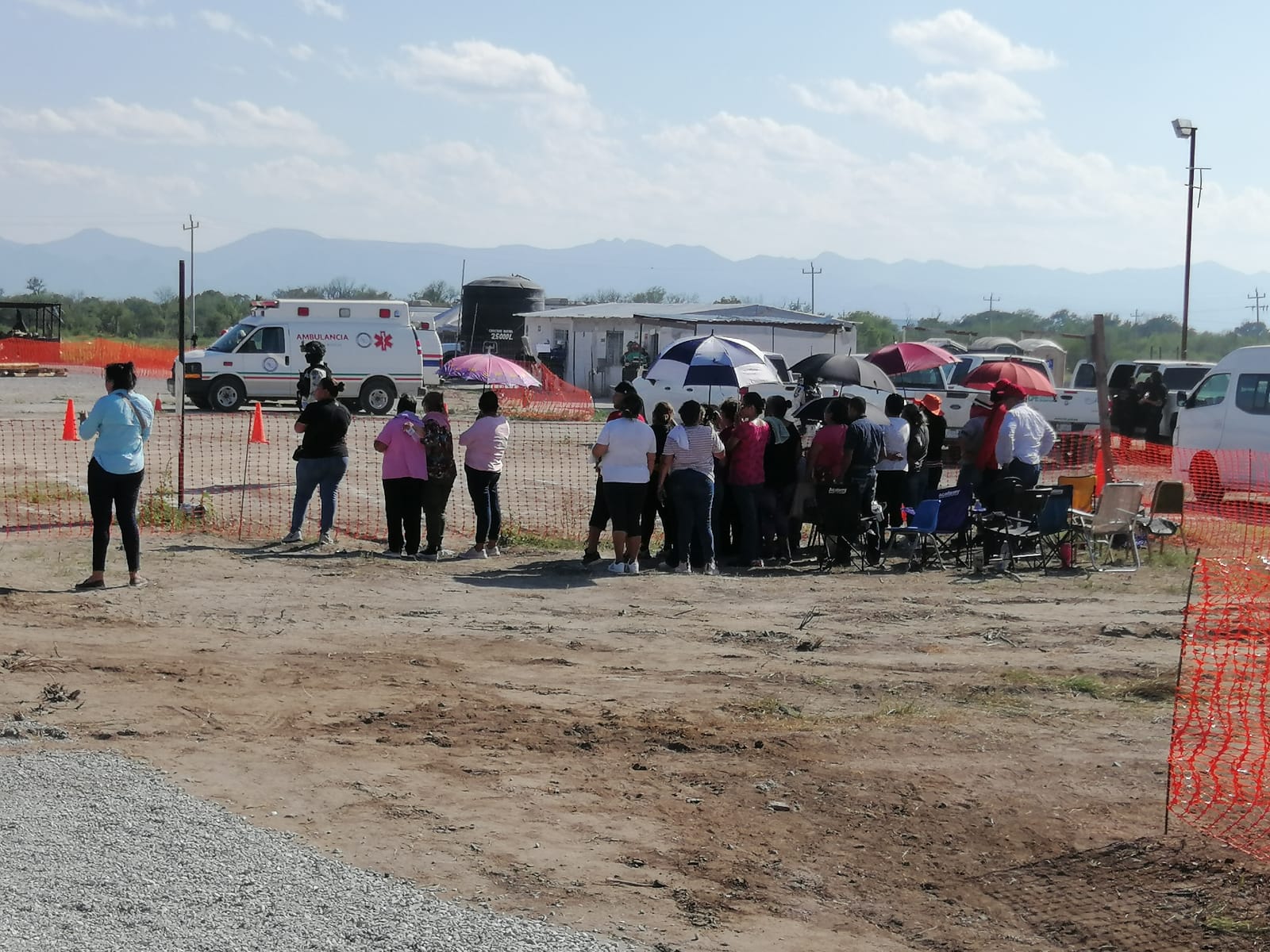 Familiares de los mineros muertos en Pasta de Conchos llegaron al lugar al saber del rescate de los primeros cuerpos.