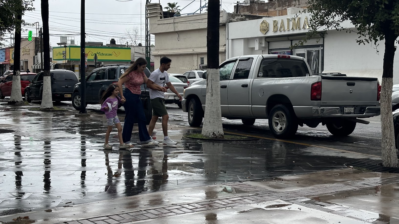 Ante las lluvias intermitentes que han afectado la ciudad, el Ayuntamiento de Monclova está evaluando la posibilidad de cerrar vialidades.