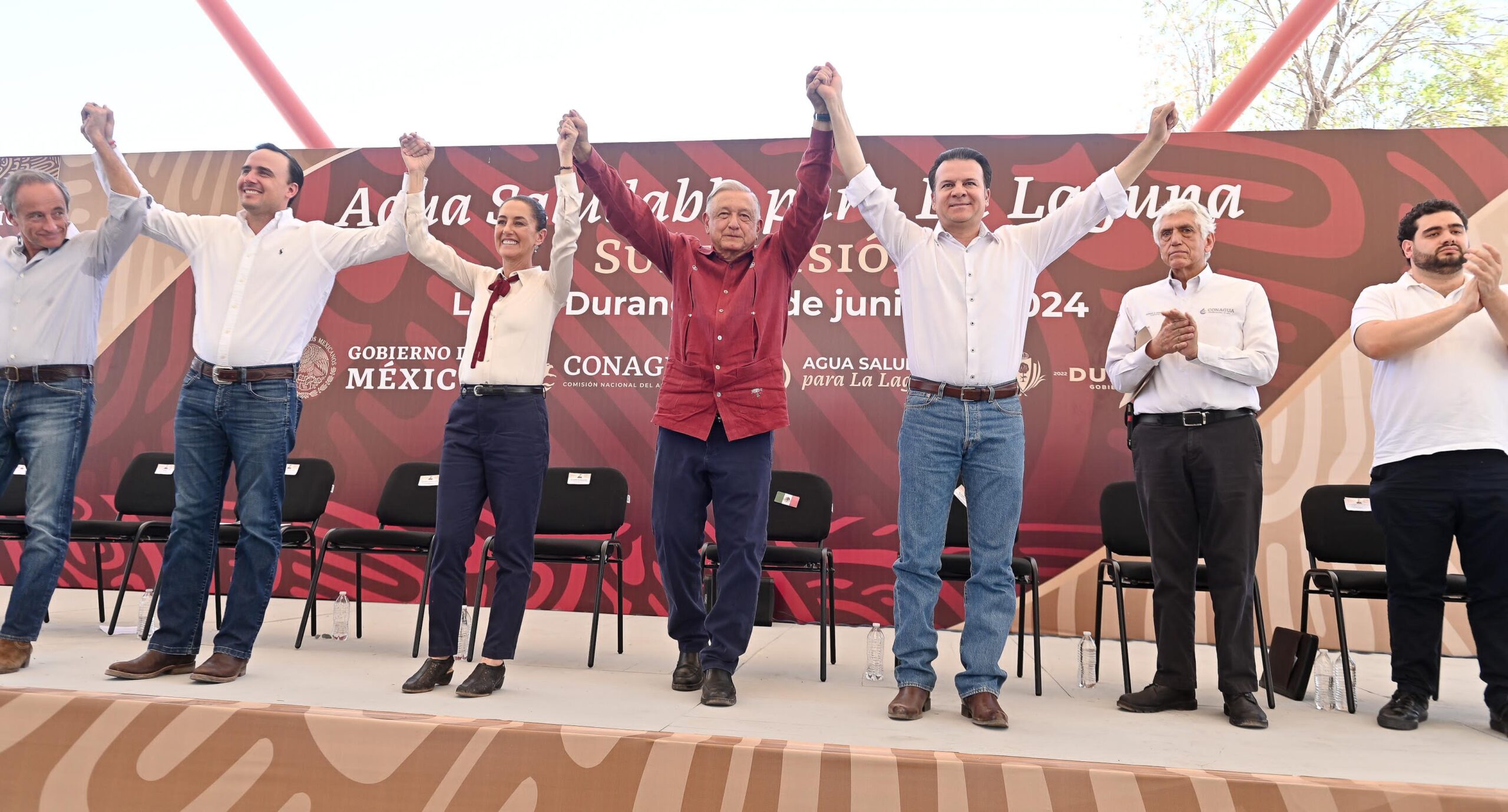 Con Claudia Sheinbaum durante su gira por la región Laguna, Manolo Jiménez Salinas le reiteró su compromiso de traer a Coahuila obras.