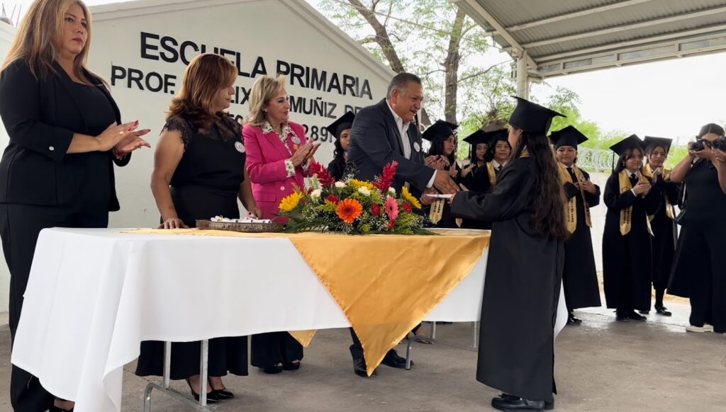 Apadrina Regidor generación de graduandos. Con la presencia del regidor Alberto Medina como padrino, la escuela celebró la graduación.