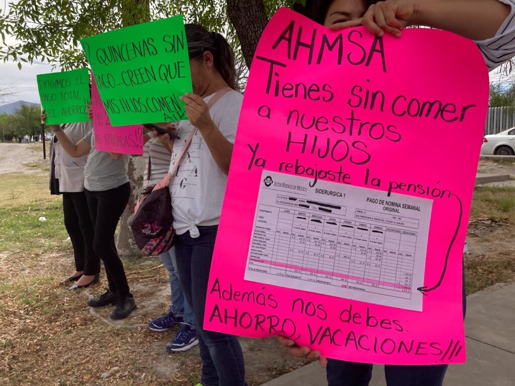 Protesta de ex esposas de obreros por impago de pensión alimenticia el 14 de abril de 2023 frente al monumento del Ave Fénix.