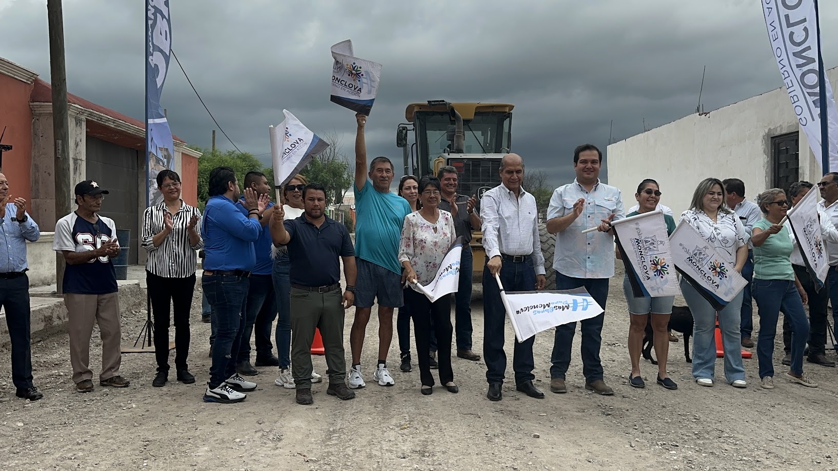 Los habitantes de la colonia Otilio Montaño recibieron al presidente Municipal, Dr. Mario Dávila Delgado, por una obra de pavimentación.