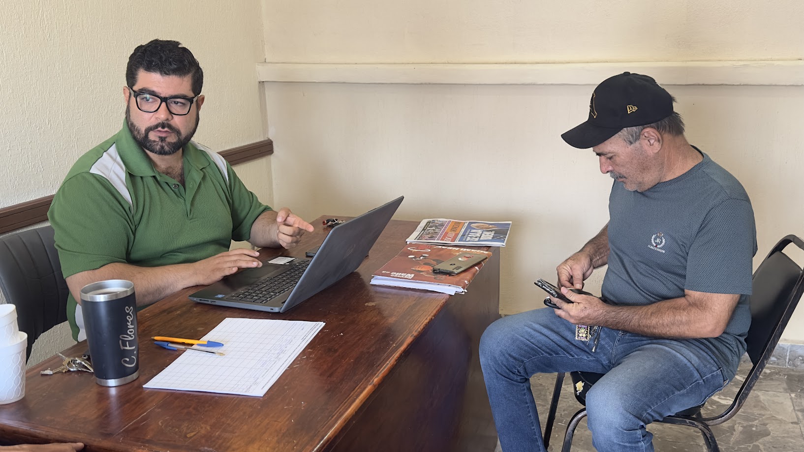 El Sindicato inició la recepción de datos de los obreros interesados en integrarse a la demanda colectiva contra la siderúrgica monclovense. Haziel Valdés captura los datos en el formulario digital.