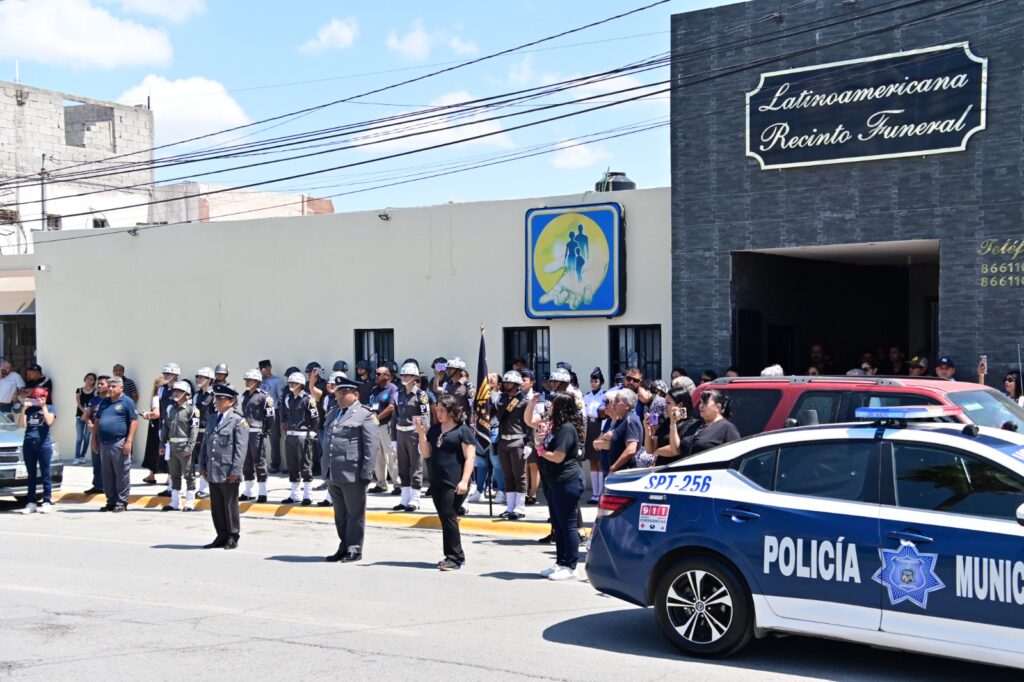 Pedro Adolfo Peña Herrera, trabajador de CFE que falleció el fin de semana electrocutado fue despedido con honores por el Pentatlón.