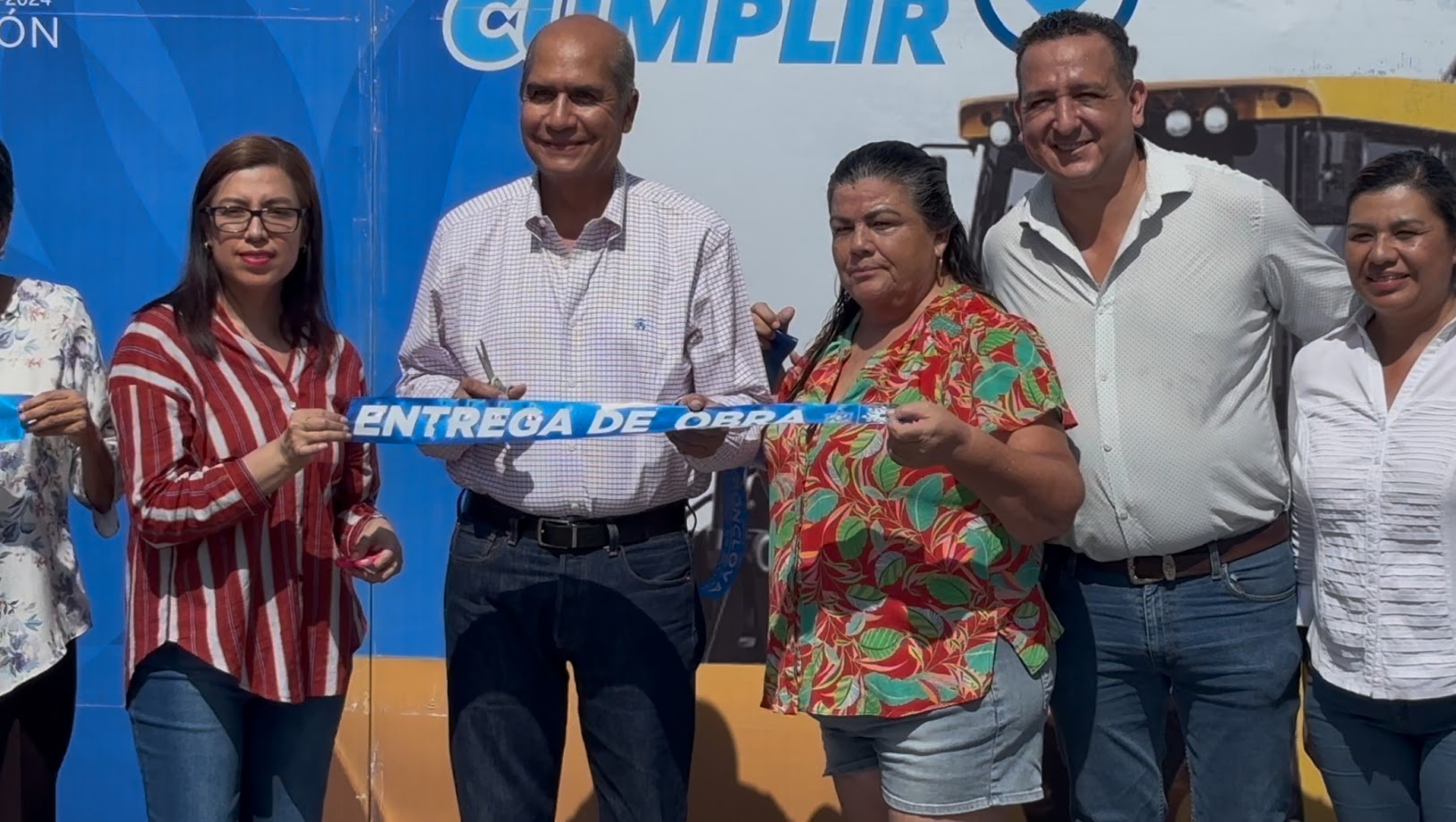 Habitantes de la colonia Héroes del 47 celebraron la entrega de la obra de pavimentación de la calle Jiménez por parte del Ayuntamiento.