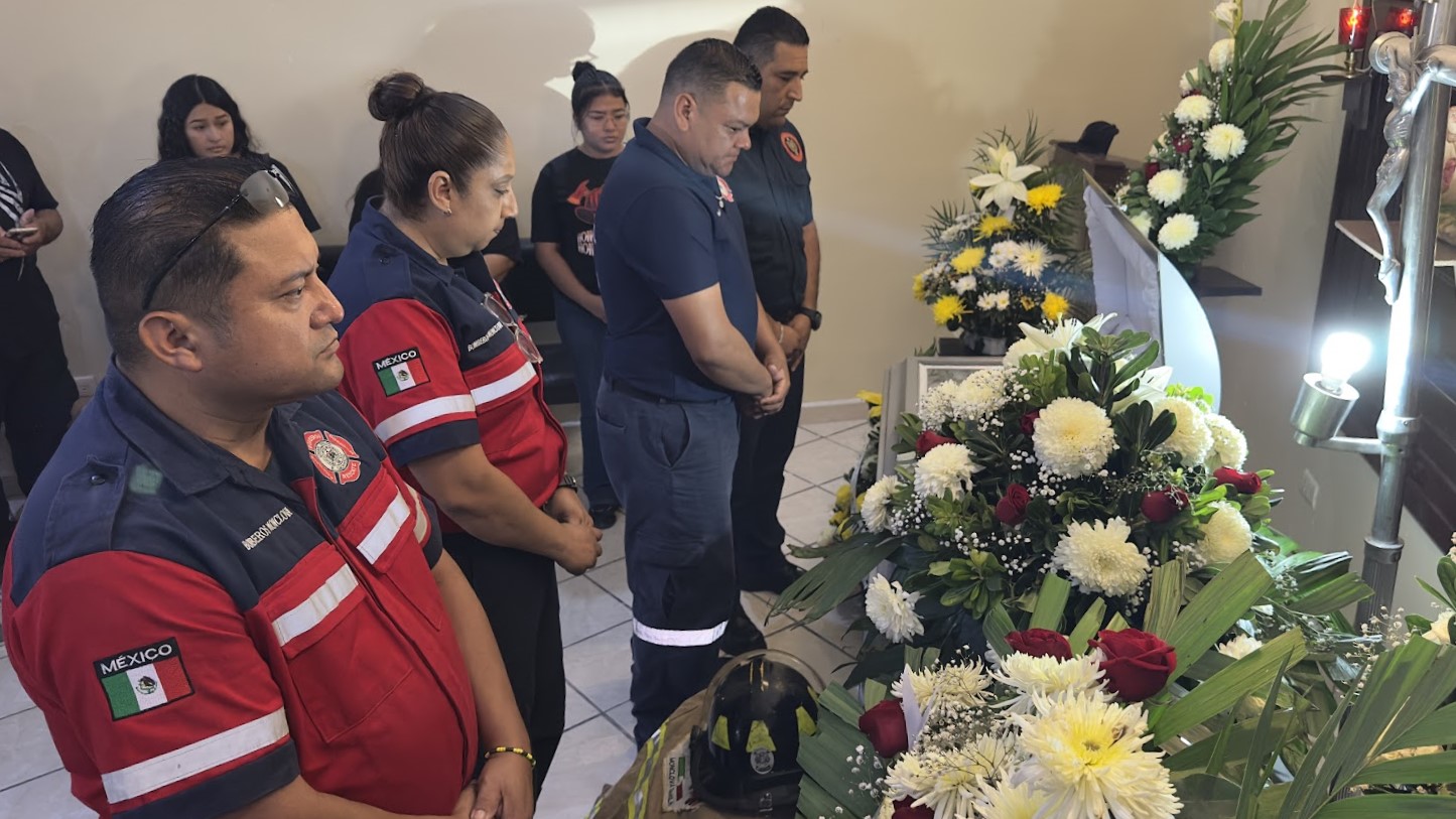 Bomberos de Monclova rendirá un homenaje al capitán Miguel Domínguez, quien falleció este lunes en un trágico accidente automovilístico.