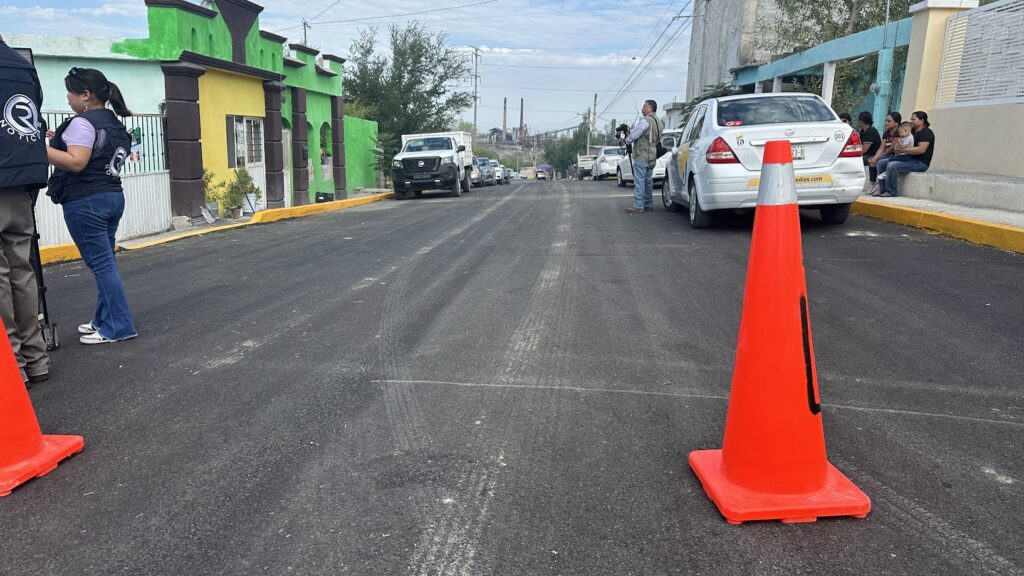 Con una inversión de 1.5 millones de pesos, el Ayuntamiento de Monclova entregó una calle pavimentada en la Córdova.