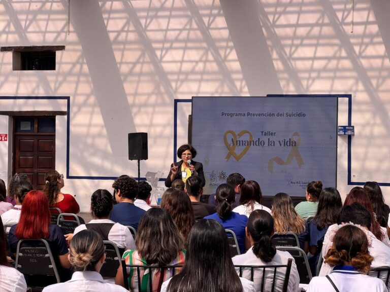 El taller Amando la Vida, en el Museo Coahuila y Texas, la doctora Lourdes Delgado, expuso algunos planteamientos sobre el tema del suicidio.