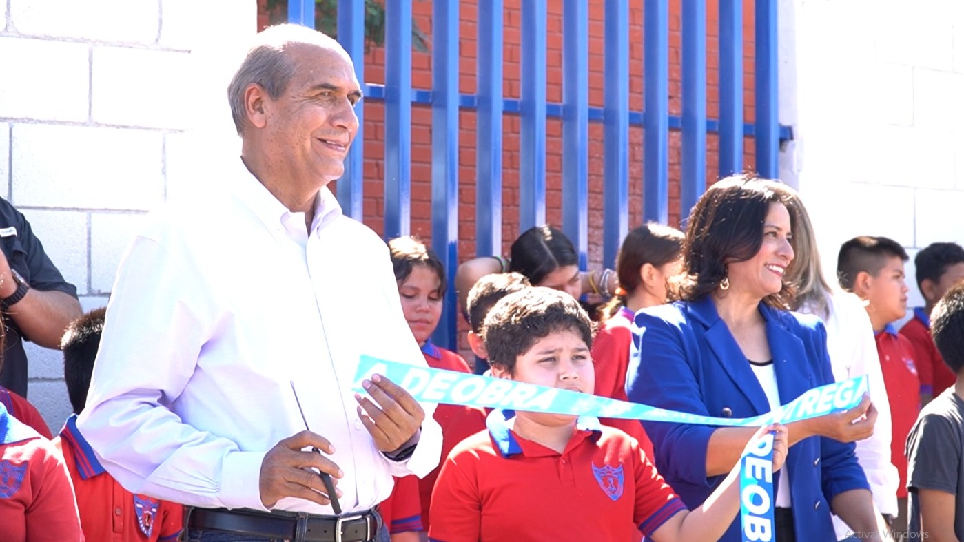 Mario Alberto Dávila Delgado hizo la entrega de la barda perimetral a la escuela Leona Vicario, La inversión fue de 1.8 millones de pesos.