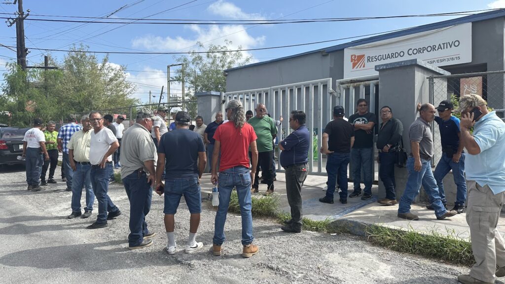 Obreros de Altos Hornos de México (AHMSA) protestaron frente a las oficinas de Servicios Monclova, propiedad de la metalúrgica monclovense.