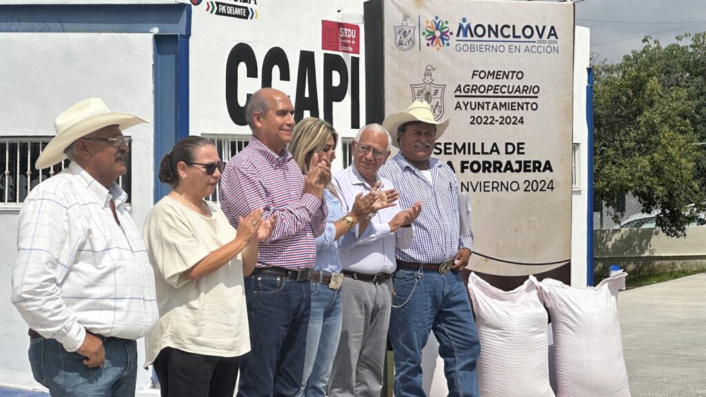 El Ayuntamiento de Monclova entregó más de 6 toneladas de semillas de avena forrajera, como parte de un programa para productores rurales.