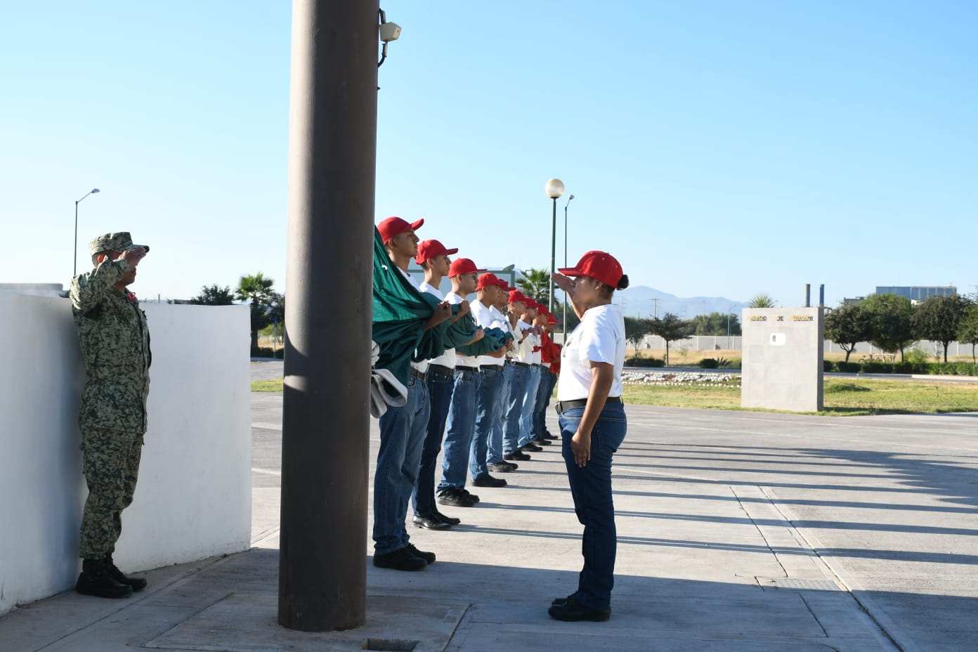 Hombres y mujeres que jóvenes de México realizan el Servicio Militar Nacional (SMN) comparten sus experiencias en esta formación.