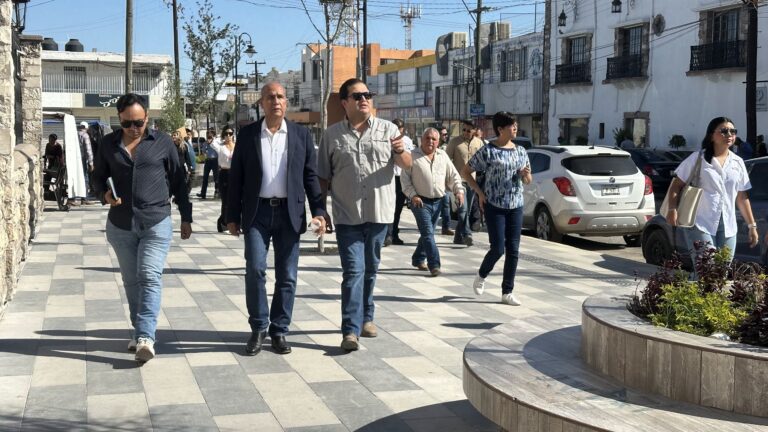 El presidente municipal, Mario Alberto Dávila Delgado, supervisa las obras de remodelación en el Centro Histórico de Monclova.