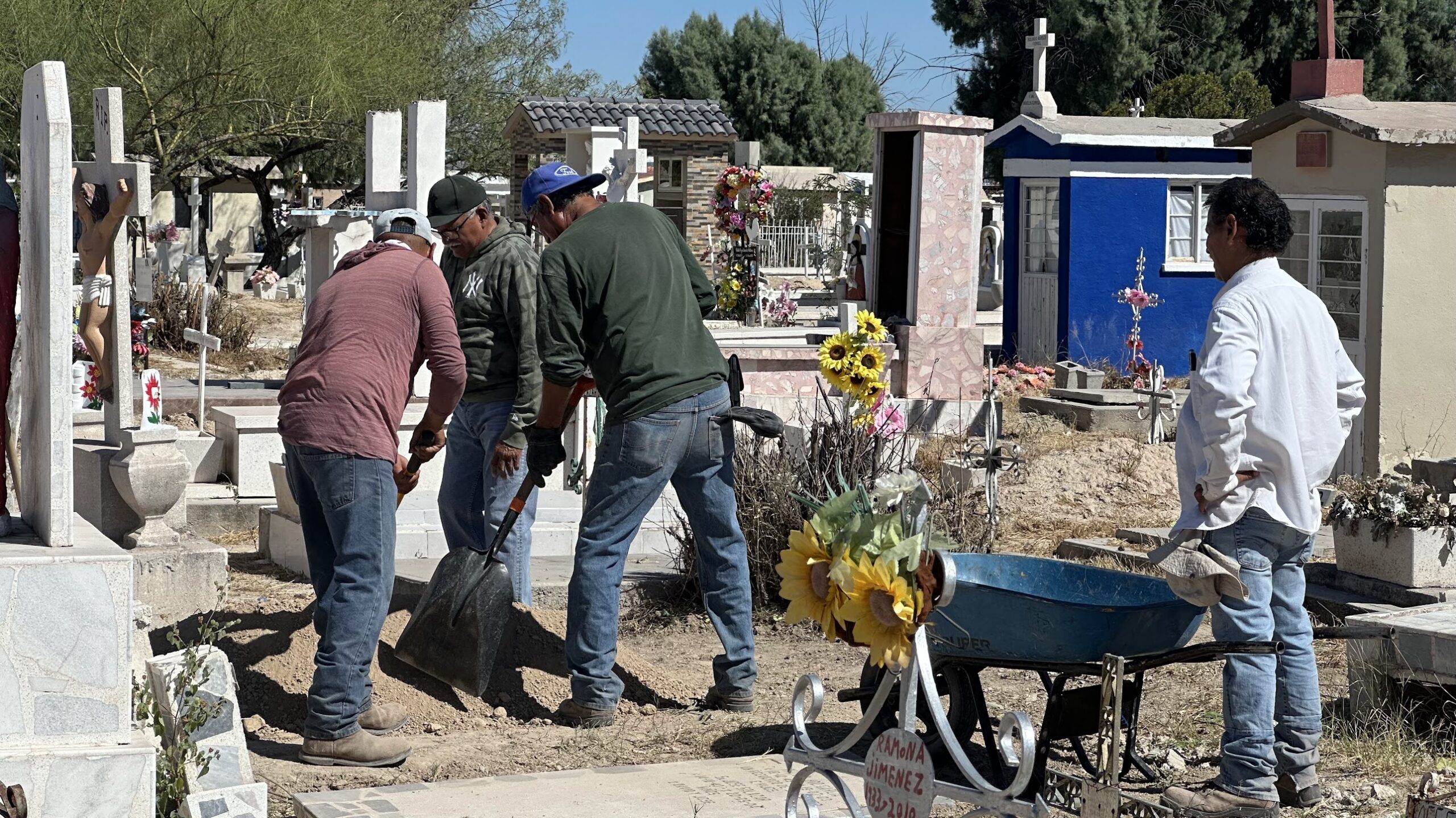 La Dirección de Panteones llevó a cabo una limpieza exhaustiva en el Panteón Guadalupe y extrajo cerca de 40 toneladas de basura.