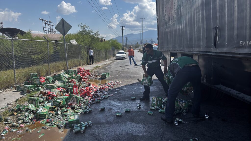 Un camión de una cervecera de Monclova en un singular accidente en el que no hubo choque o colisión, derramó cientos de litros de cerveza.