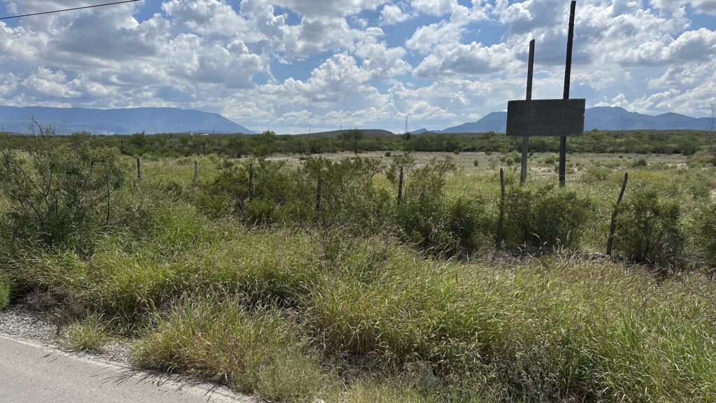 Ejidatarios encabezados por Genaro Escobedo acudieron al terreno para impedir el despojo y la su venta en predios. 