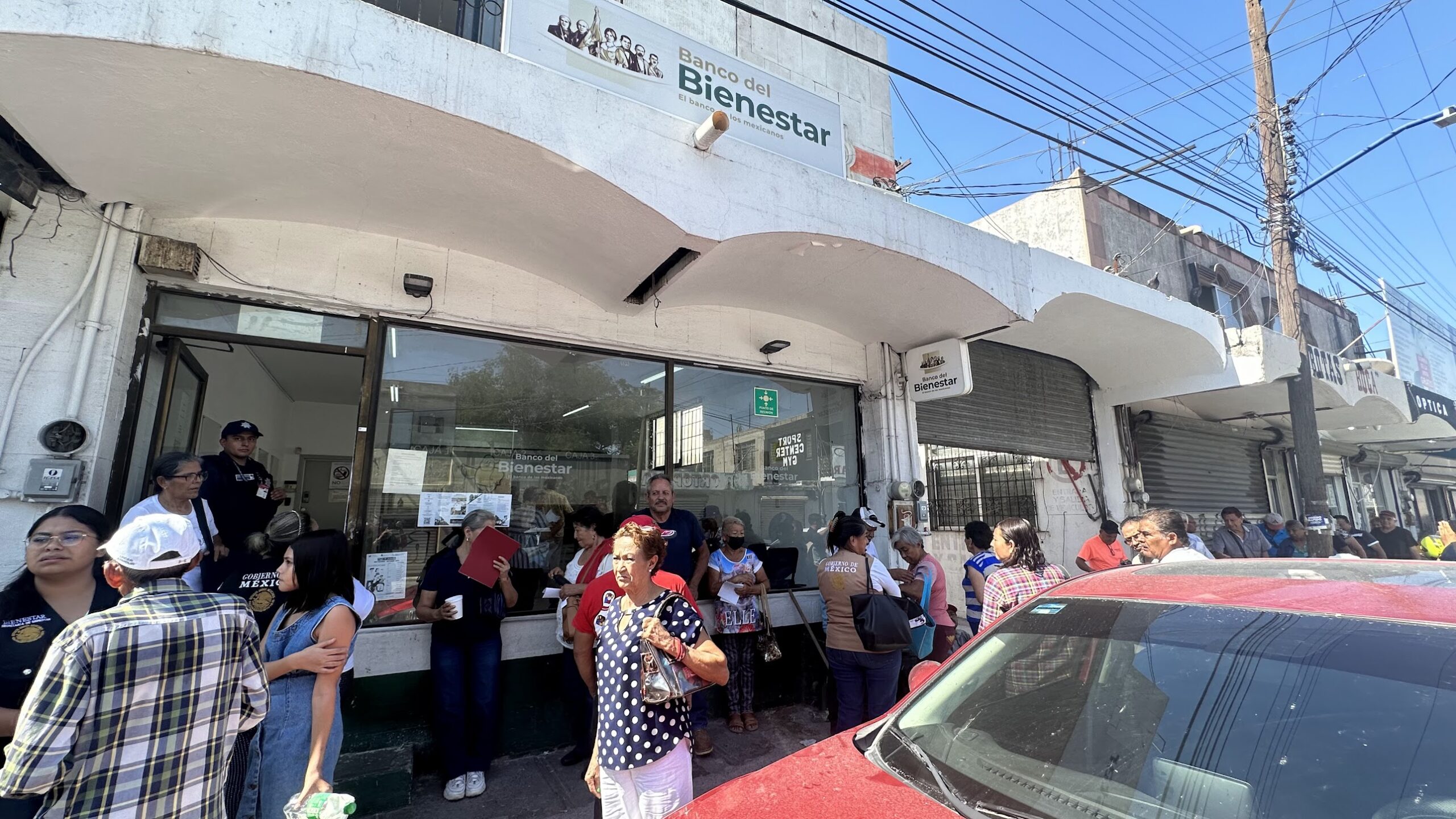 Leonardo Rodríguez Cruz, apoya a las aspirantes de 63 a 65 años en el registro para sus pensiones para mujeres de esa edad.