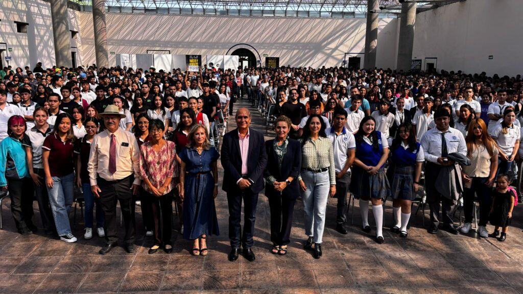 Un total de 900 mil pesos, recaudados por la cadena comercial Gutiérrez, fue entregado este miércoles en becas a estudiantes en Monclova.