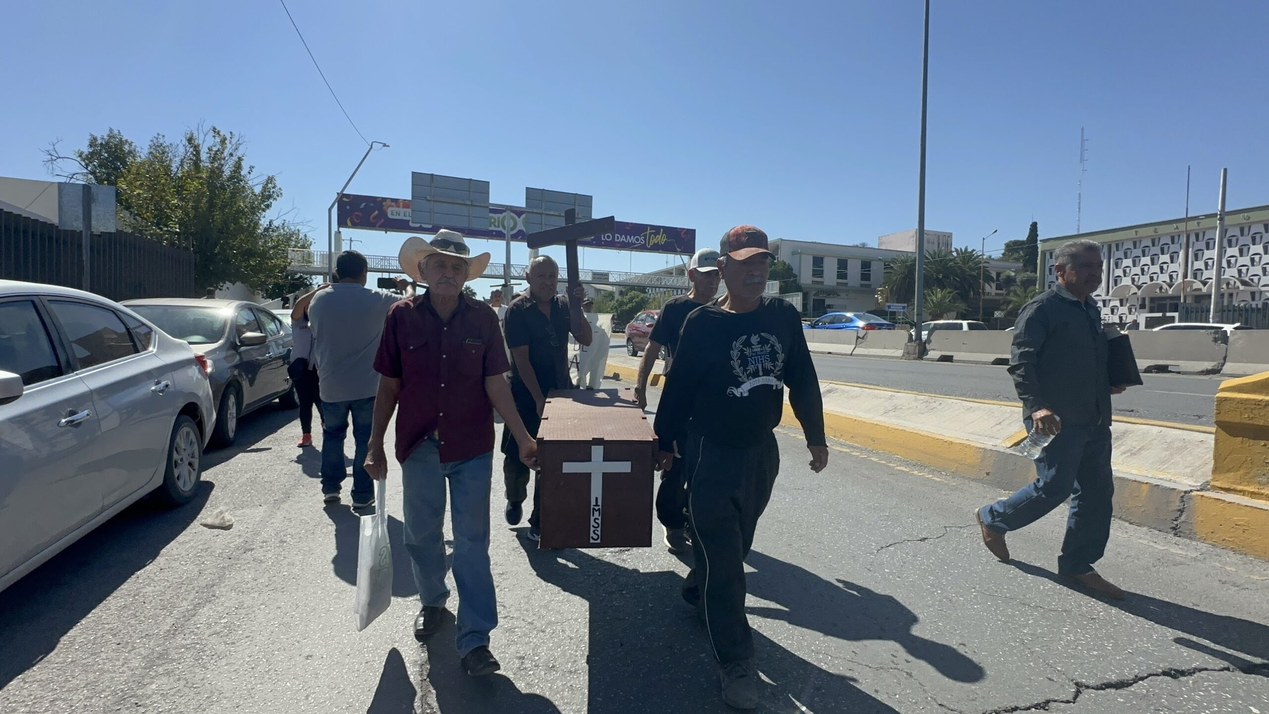 Un grupo de pensionados realizó una procesión en Monclova porque "murió la ley del imss", exigen un aumento en las precarias pensiones.