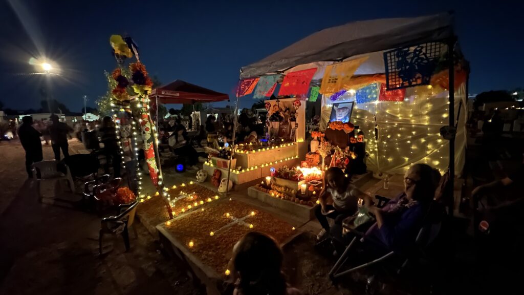 Alrededor de 30 mil personas asistieron los panteones de Monclova durante las festividades del Día de Muertos. La Alumbrada fue la culminación de las actividades en el camposanto Guadalupe.