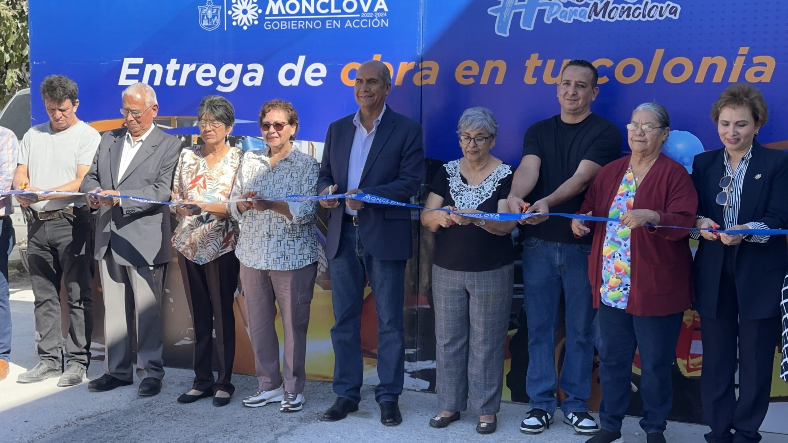 El alcalde de Monclova, Mario Dávila Delgado, inauguró la obra de instalación de una red de atarjeas en la colonia El Pueblo.