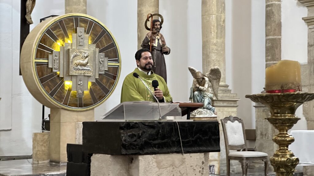 Monseñor Néstor Rodríguez, ofreció un mensaje de esperanza en medio de la crisis de AHMSA que comparó con el Apocalipsis para la industria.