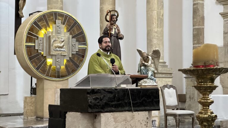 Monseñor Néstor Rodríguez, ofreció un mensaje de esperanza en medio de la crisis de AHMSA que comparó con el Apocalipsis para la industria.