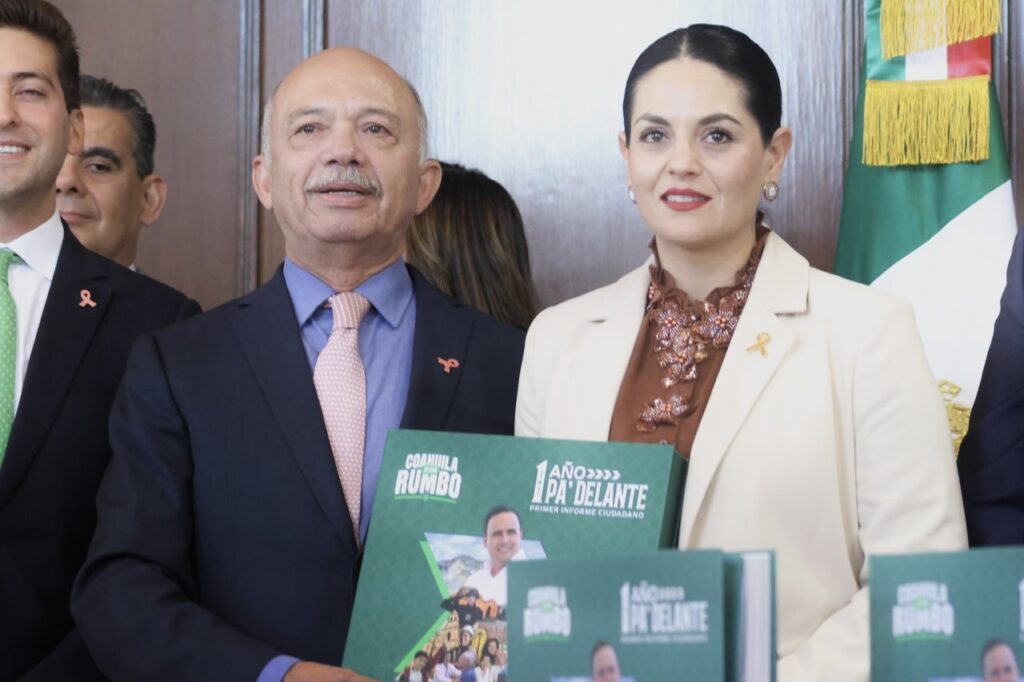 Con la representación del gobernador Manolo Jiménez, Óscar Pimentel entregó el Informe de Gobierno del primer año de gestión estatal. 