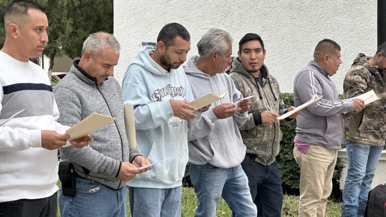 En un conocido hotel del bulevar Pape, más de 900 desempleados, ex trabajadores de AHMSA, acudieron a una Feria del Empleo.