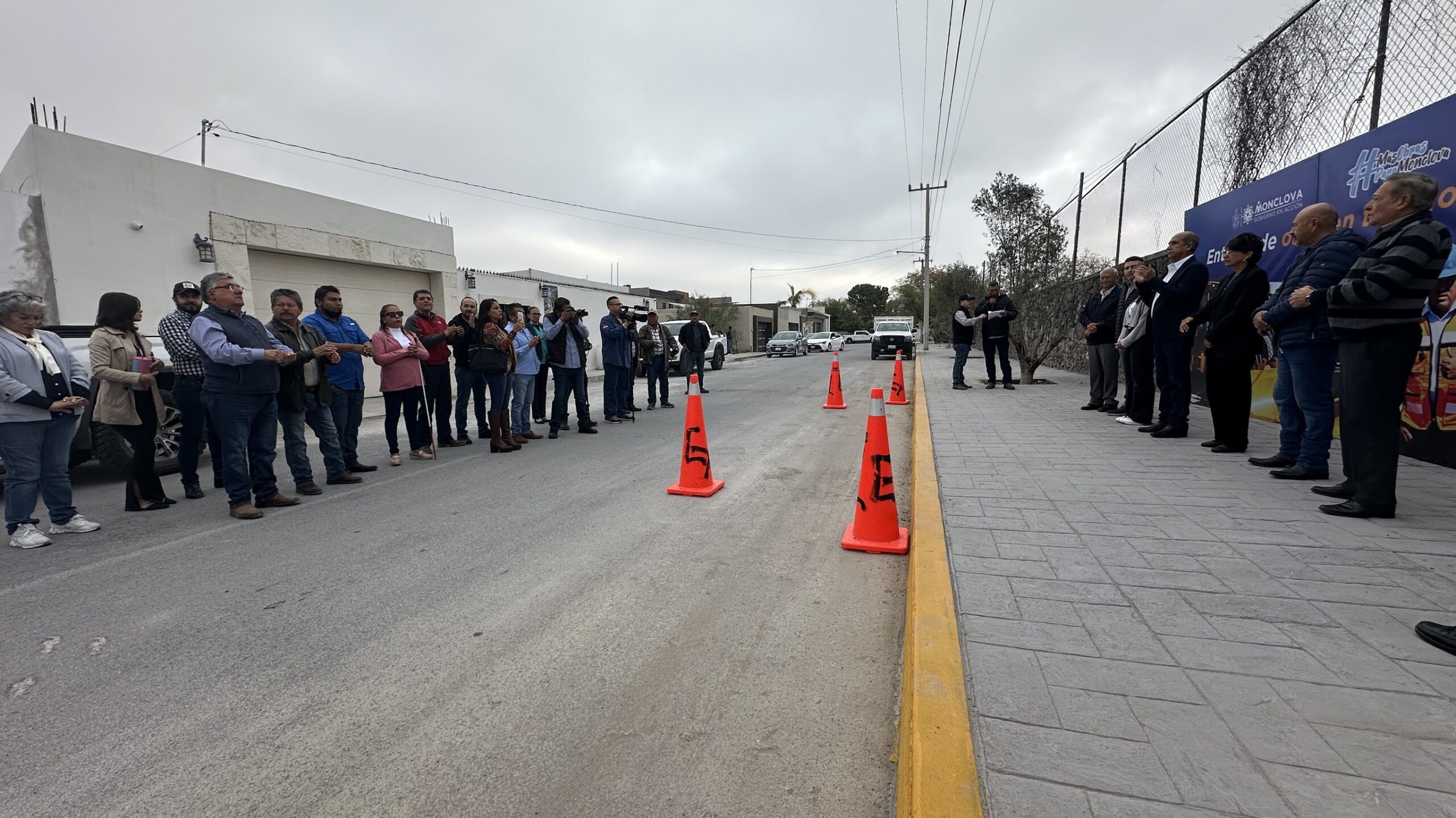 El Ayuntamiento de Monclova entregó la obra de recarpeteo asfáltico y la instalación de banquetas estampadas en la colonia Jardines del Valle.