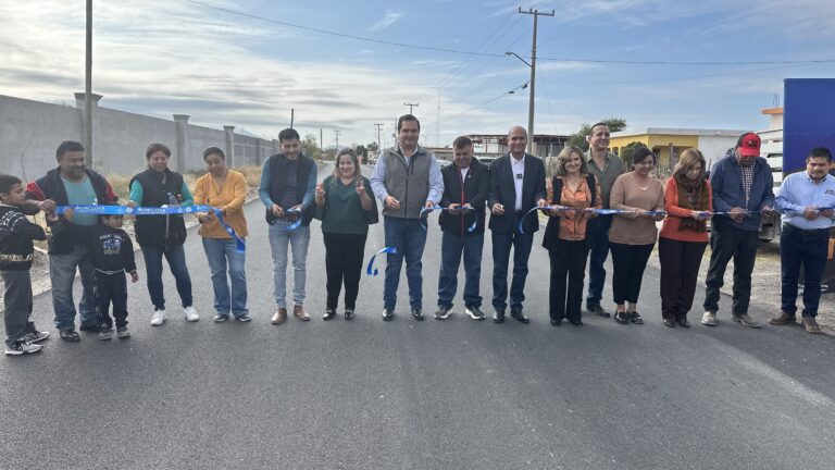 El alcalde de Monclova Mario Alberto Dávila Delgado inauguró la obra de recarpeteo en la calle Hidalgo, ubicada en la colonia Estancias.