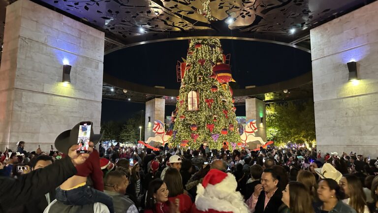 Encienden pino navideño en Monclova 