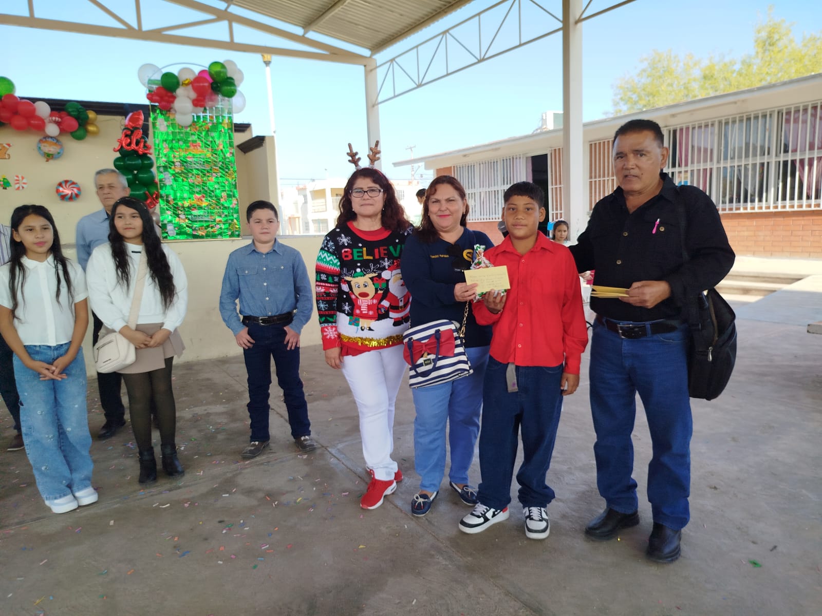 El Club de Leones de Frontera, A.C., otorgó 36 becas escolares a alumnos de la primaria Club de Leones de Frontera.