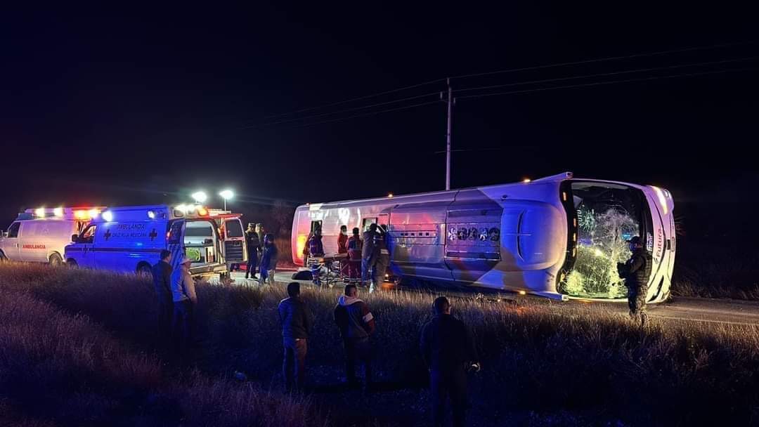 Una persona fallecida y cinco más heridas fue el saldo de la volcadura de un autobús de pasajeros en la carretera Monclova-Sabinas.